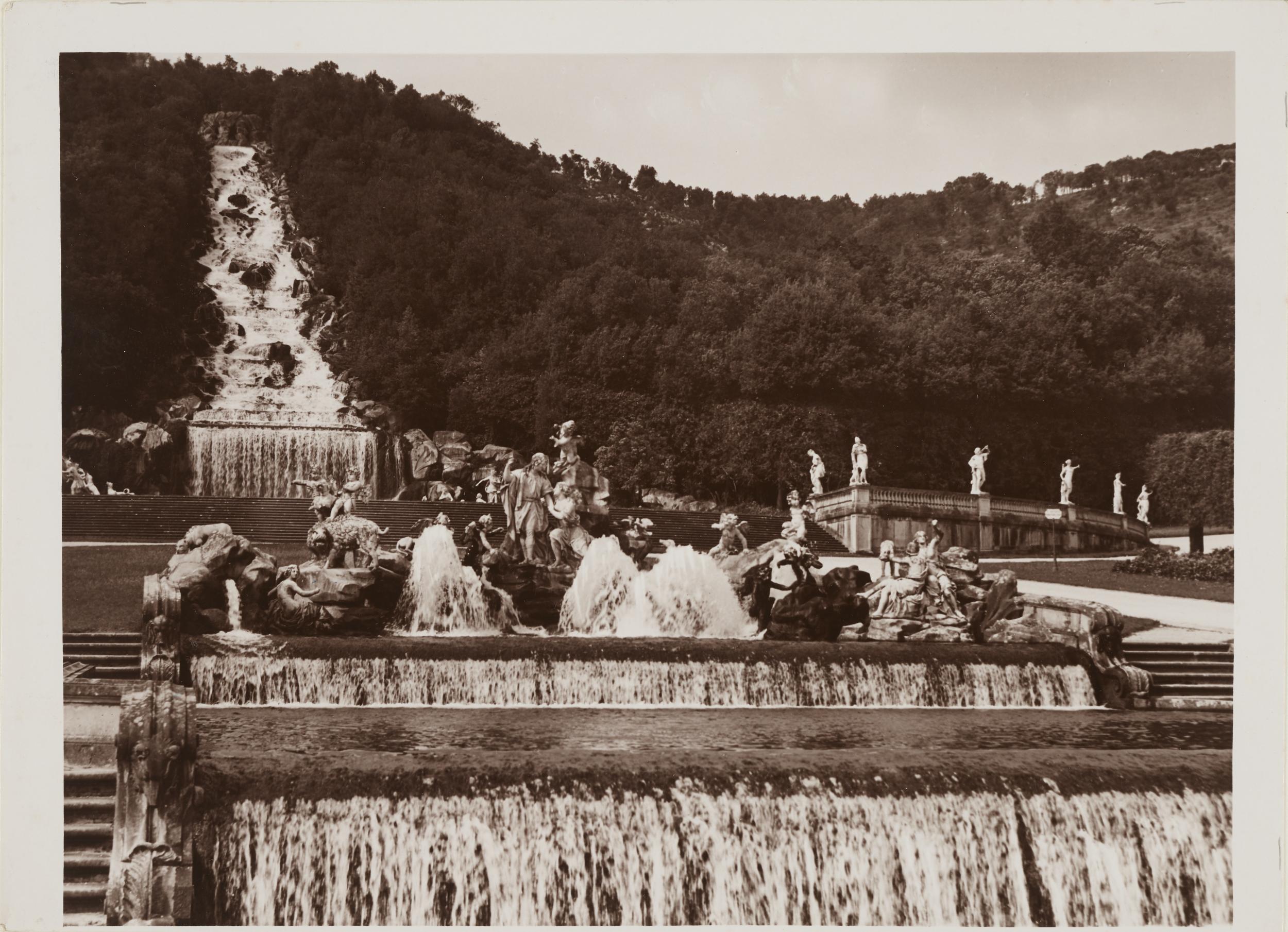 Autore non identificato, Caserta - Palazzo Reale, parco, fontana di Venere e Adone, gelatina ai sali d'argento, MPI145161