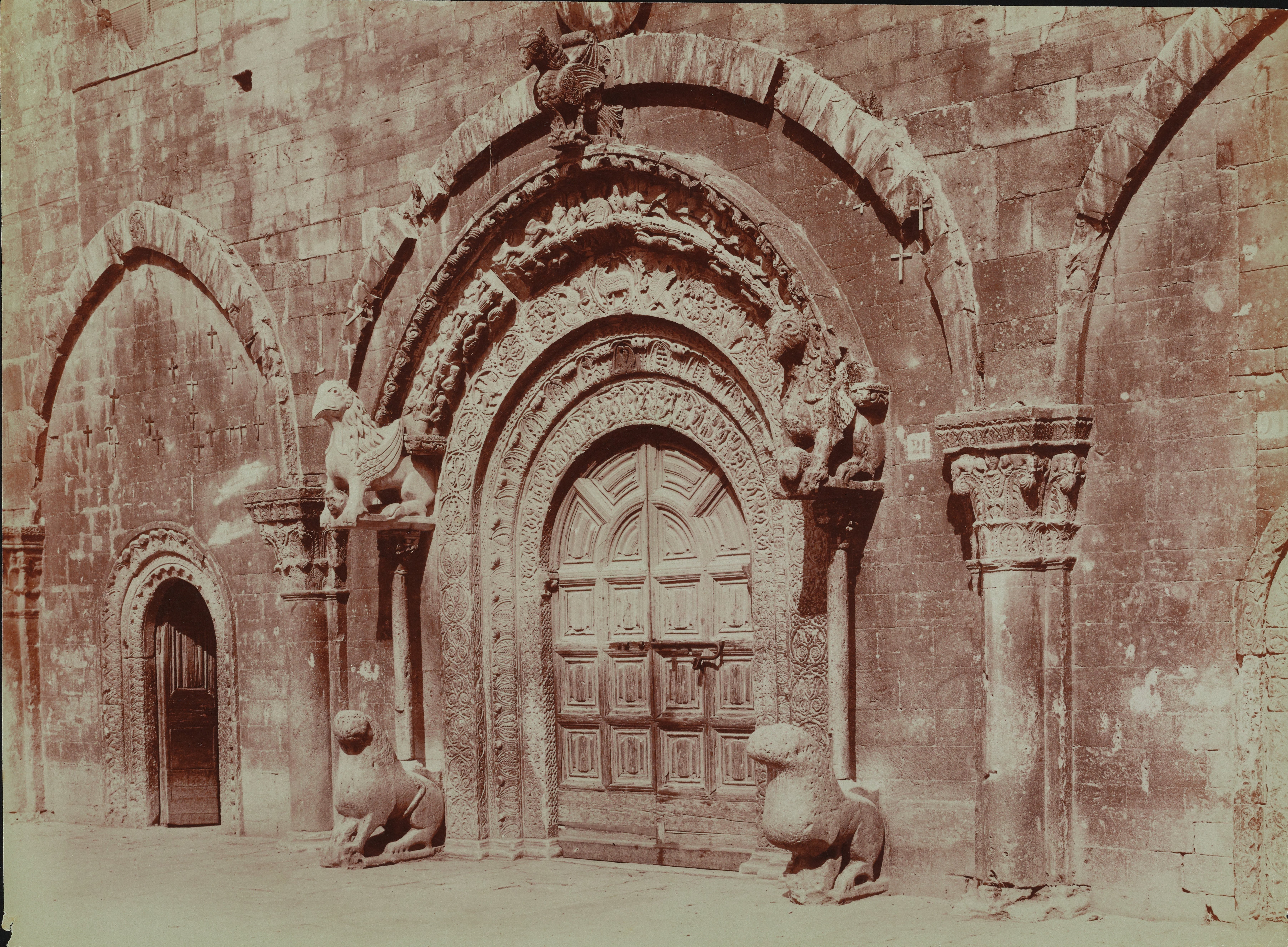 Fotografo non identificato, Ruvo di Puglia - Cattedrale S. Maria Assunta, portale, 1901-1910, albumina, MPI6091656