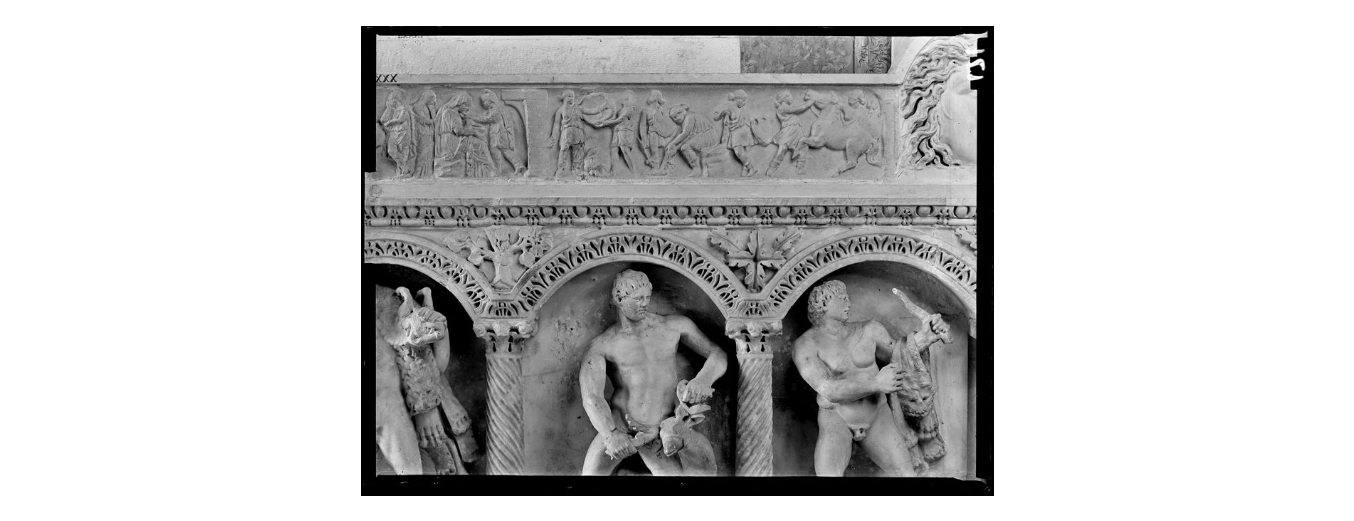 Fotografo non identificato, Roma - Villa Borghese - Galleria Borghese - sarcofago con le fatiche di ercole/ particolare di destra del fregio, 1951-2000, gelatina ai sali d'argento, 9x12 cm, H000171