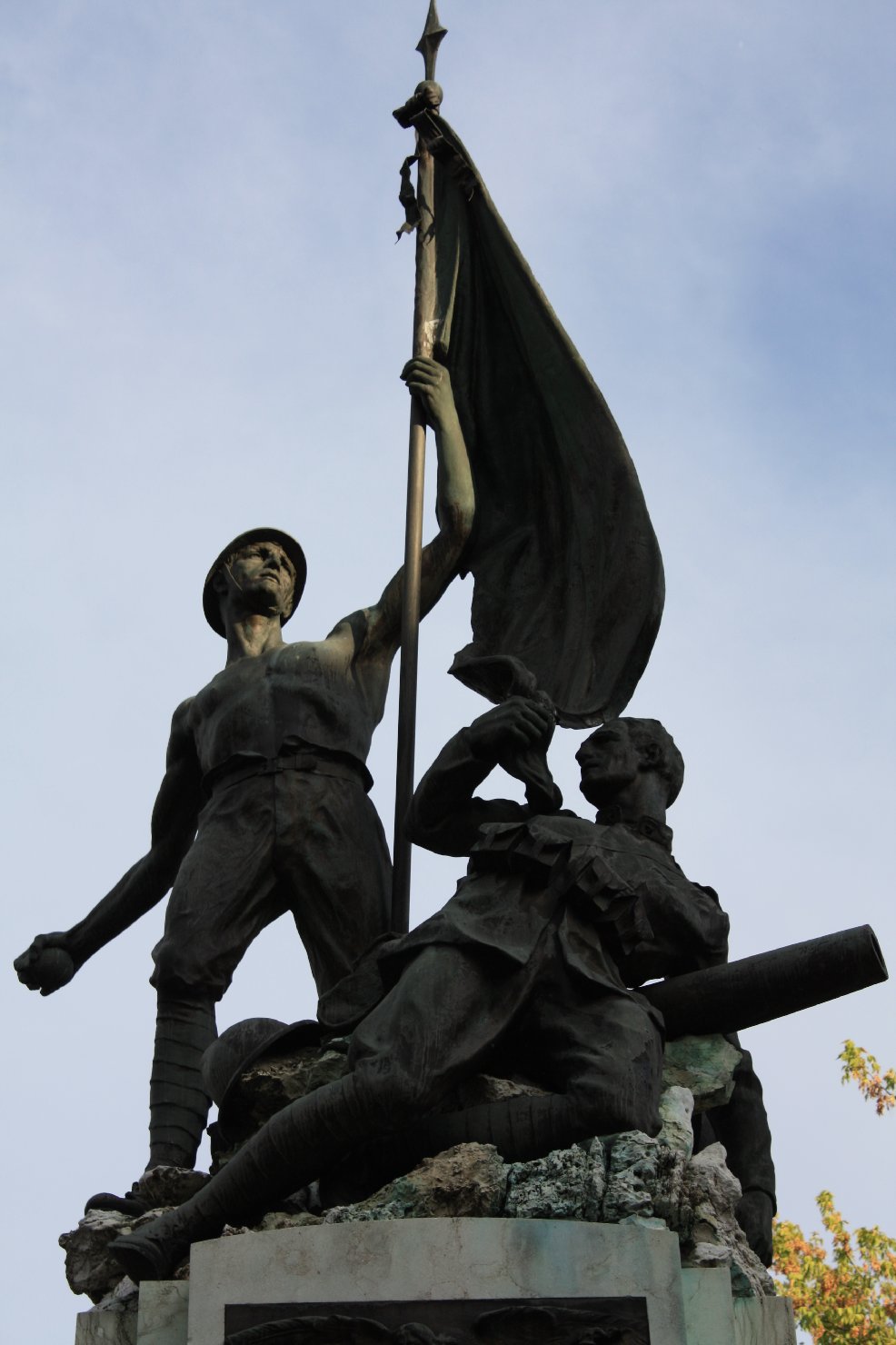Figura di soldato che porta la bandiera (monumento ai caduti - a cippo) di Caldana Egisto (sec. XX)