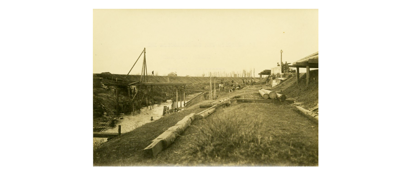 Fotografo non identificato, Fontanelle - Il Genio Militare durante la costruzione di un nuovo ponte sul Monticano, 1919, gelatina ai sali d'argento, 12x17 cm, PV000097