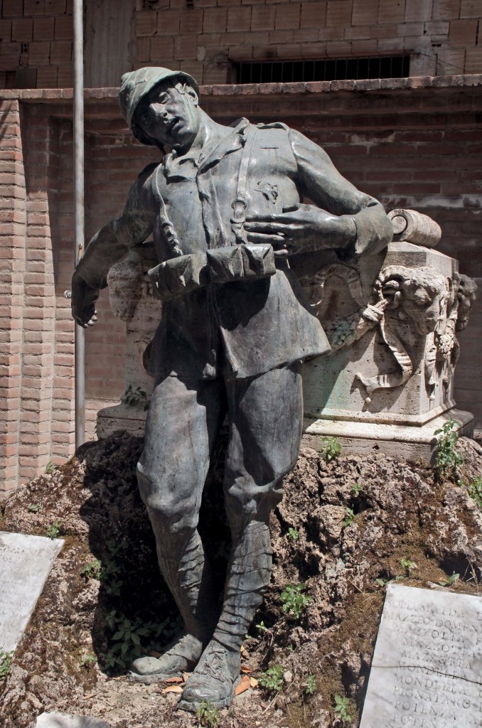 allegoria del sacrificio del soldato per la Patria (monumento ai caduti - a montagna figurata) di Labianca Felice (XX, prima metà)