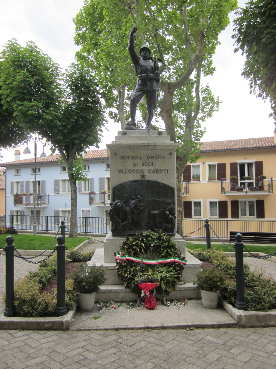 figura di soldato con allegoria della Vittoria (monumento ai caduti - a cippo) di Sindoni Turillo (sec. XX)