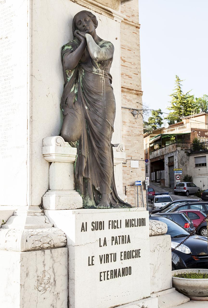 Allegoria della Vittoria come aquila (monumento ai caduti - ad obelisco, opera isolata) di Latini, Gustavo (XX, primo quarto)