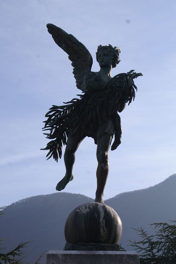 allegoria della Vittoria come donna alata (monumento ai caduti - a cippo) - bottega Italia centro-meridionale (XX, seconda metà)