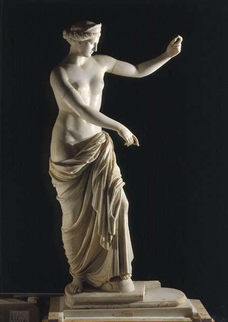 fig. 3: La famosa Afrodite di Capua conservata al Museo Nazionale di Napoli è una copia di età adrianea della Venere che indica lo scudo, evoluzione dell’originale ellenistico di Venere che si specchia nello scudo (da ancientcapua.com)