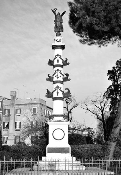 Fig. 6: Colonna rostrata, monumento eretto per celebrare la vittoria di Lissa (battaglia navale della Terza guerra di indipendenza italiana del 1866), trasferita nei Giardini della Biennale di Venezia nel 1929.
