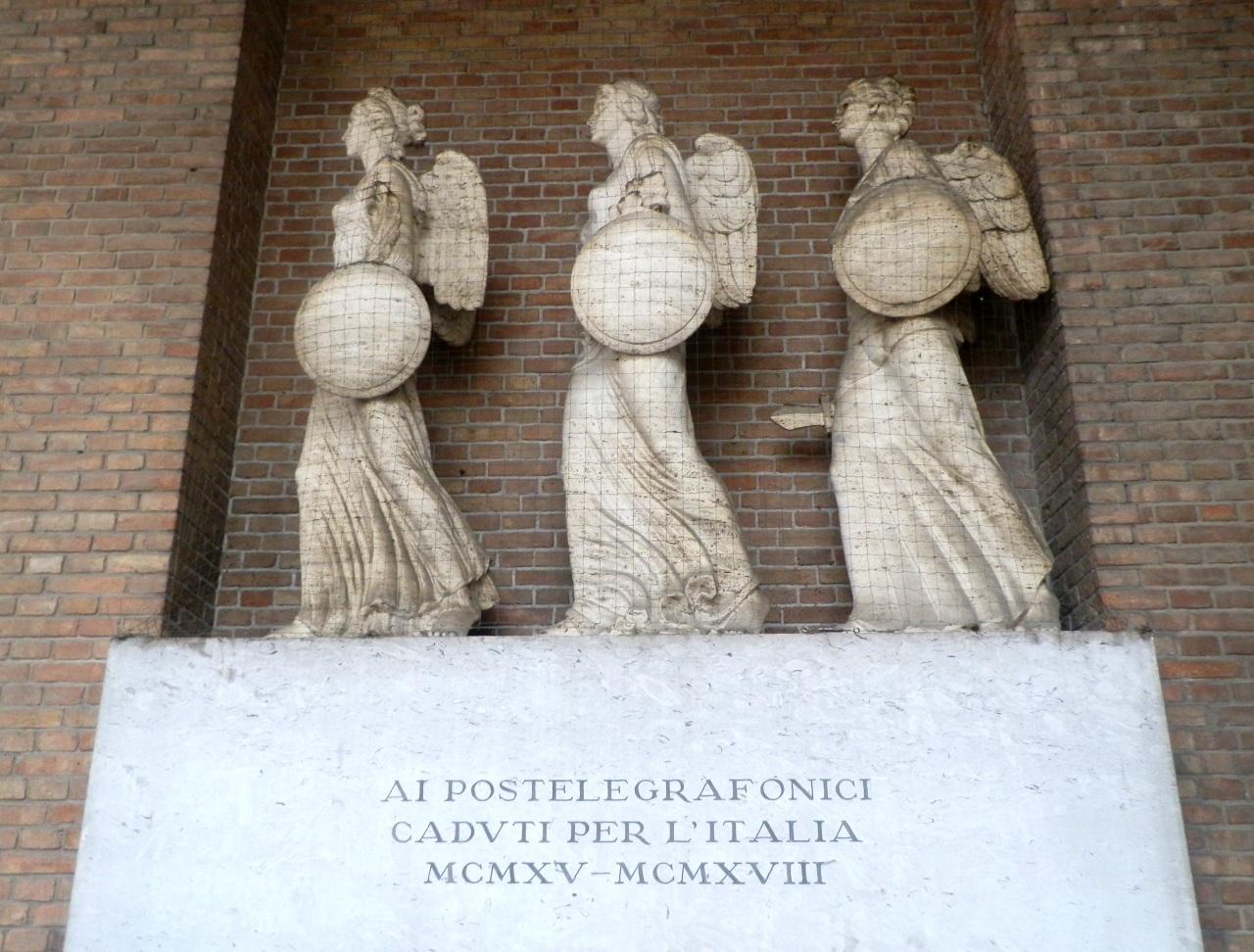 Monumento ai caduti postelegrafonici, allegoria della Vittoria come donna vestita all'antica