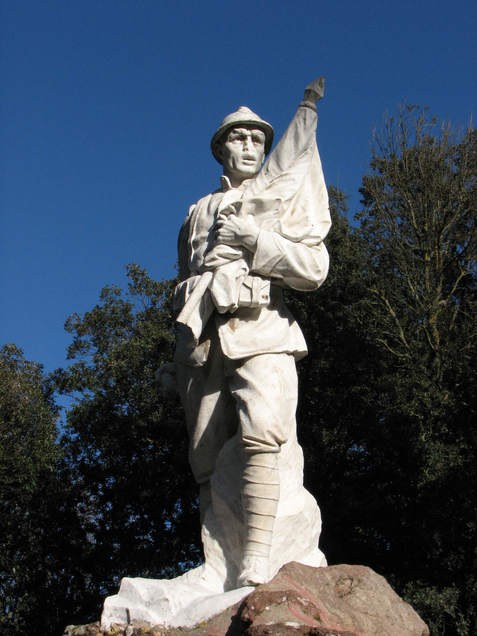 figura di soldato in combattimento che porta la bandiera (monumento ai caduti - a cippo) di Usai Antonio (bottega) (sec. XX)