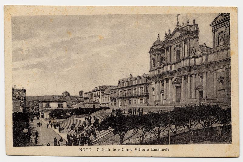 Fotografo non identificato, Noto - Cattedrale e Corso Vittorio Emanuele, 1926, cartolina, FFC011509