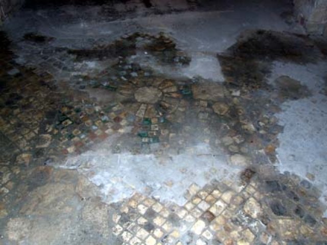 Bari. Complesso di Santa Scolastica, pavimento della chiesa dei SS Giovanni e Paolo, particolare
