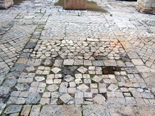 Bari. Santa Maria del Buonconsiglio, pavimento medievale (secc. XI-XII)