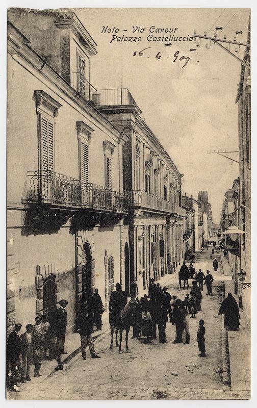 Fotografo non identificato, Noto - Via Cavour - Palazzo Castelluccio, 1909, cartolina, FFC011516