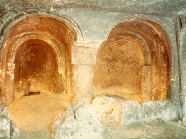 Bari. Chiesa rupestre di S. Candida, veduta delle absidi centrali