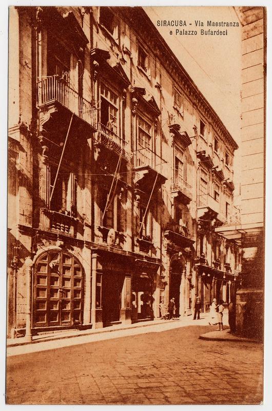 Fotografo non identificato, Siracusa - Via Maestranza e palazzo Bufardeci, 1905-1915, cartolina, FFC011100