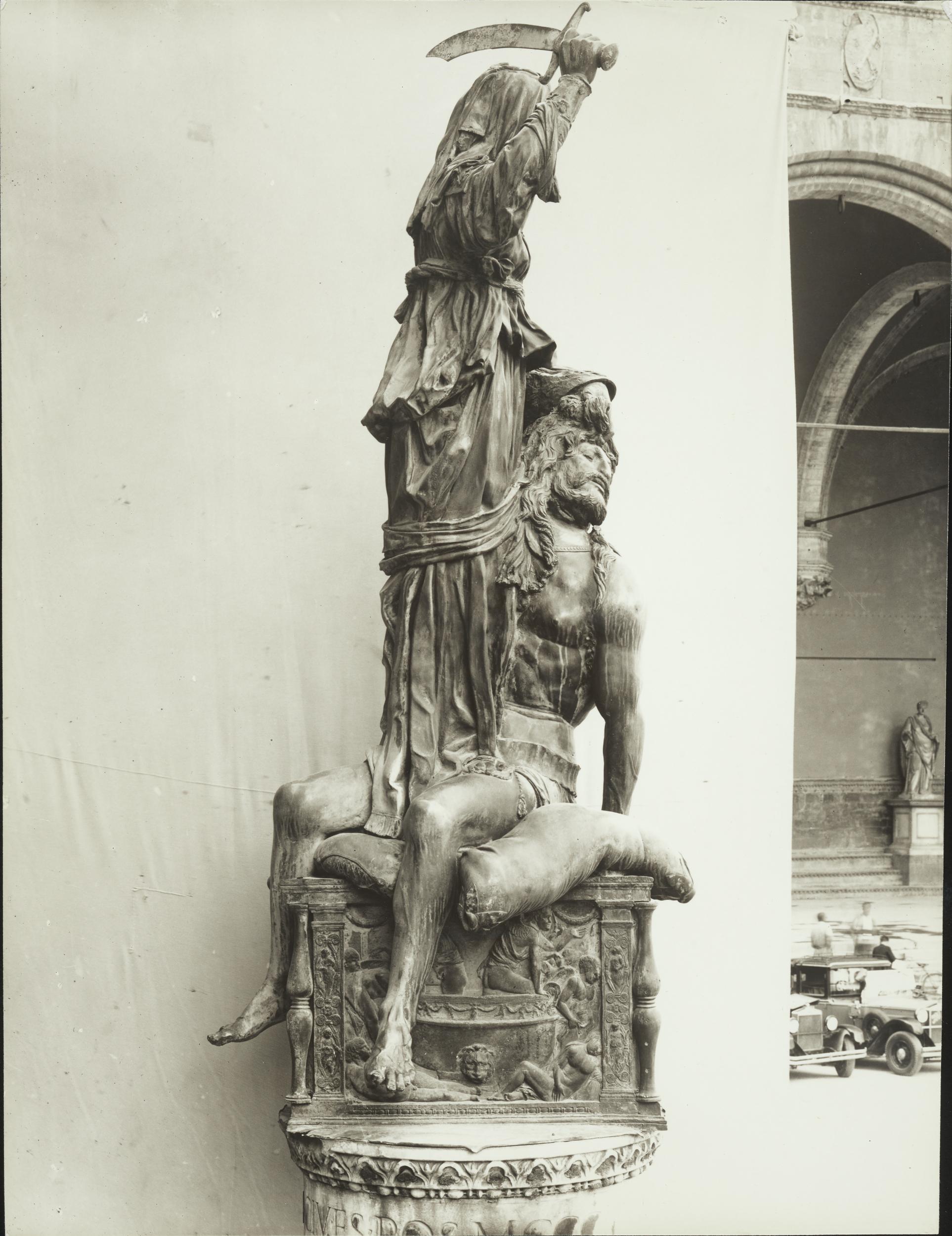 Gino Malenotti, Firenze - Piazza della Signoria oggi a Palazzo Vecchio, La Giuditta, figura intera, 1931- 1938, gelatina ai sali d'argento, MPI6022122