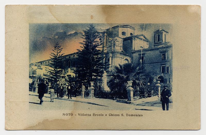 Fotografo non identificato, Noto - Villetta Ercole e Chiesa di S. Domenico, 1922, cartolina, FFC011520
