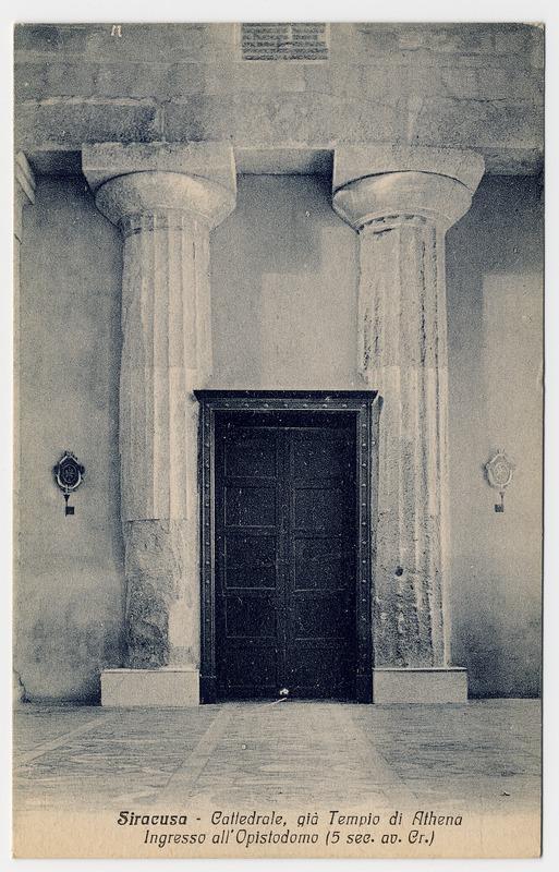 Fotografo non identificato, Siracusa - Cattedrale, già tempio di Athena, ingresso all'opistodomo (V sec. a. C.), 1905-1920, cartolina, FFC011074