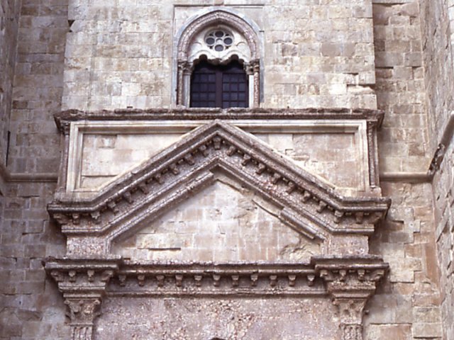 Andria. Castel del Monte, particolare del portale