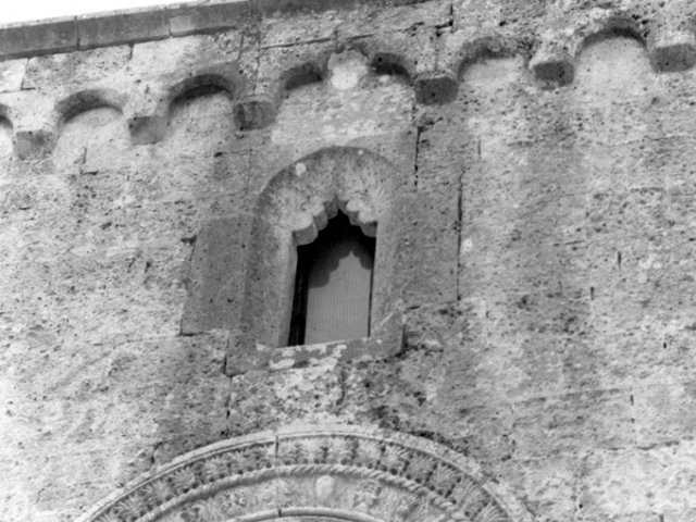 Ostuni. Chiesa di S. Maria della Nova, prospetto principale, mostra di finestra con cornice superiore ad archetti pensili