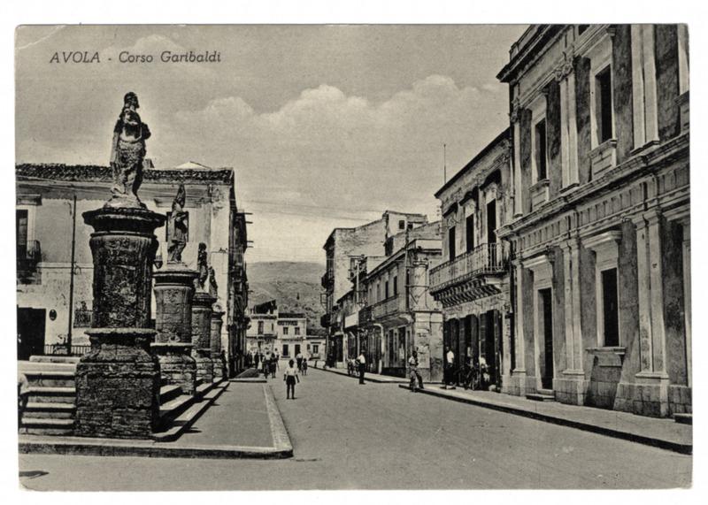 Fotografo non identificato, Avola - Corso Garibaldi, 1953, cartolina, FFC046937