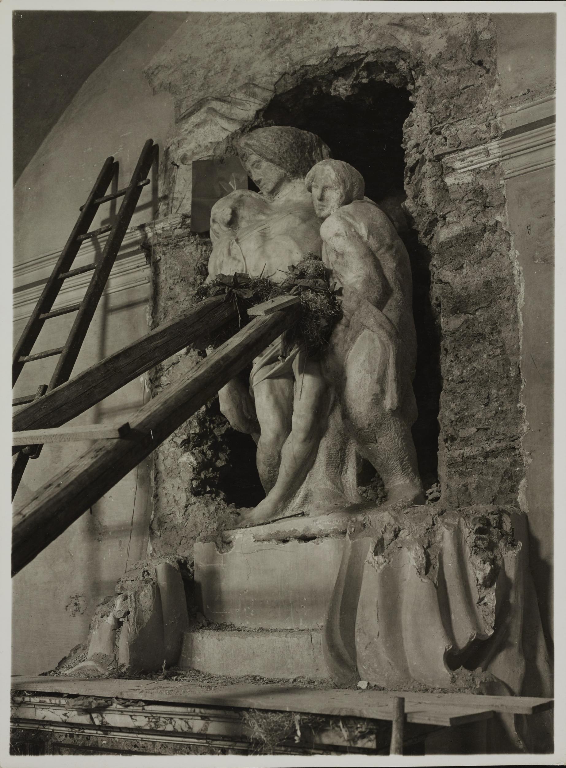 Fotografo non identificato, Chiesa di S. Rosalia, Cappella funeraria Barberini, Pietà di Palestrina, oggi nella Galleria dell'Accademia di Firenze, trasporto, 1939-1940, gelatina ai sali d'argento, MPI6099507