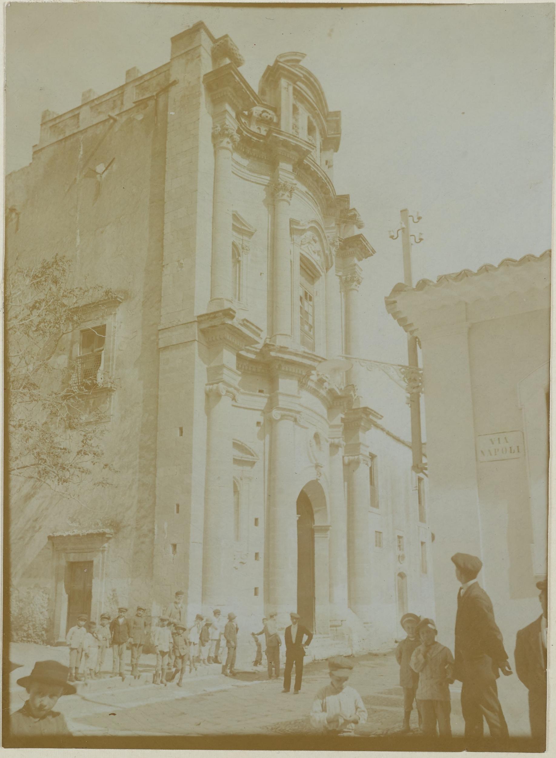 Fotografo non identificato, Avola - Chiesa della SS. Annunziata, facciata e fianco sinistro, 1891-1910, aristotipo, MPI135437B