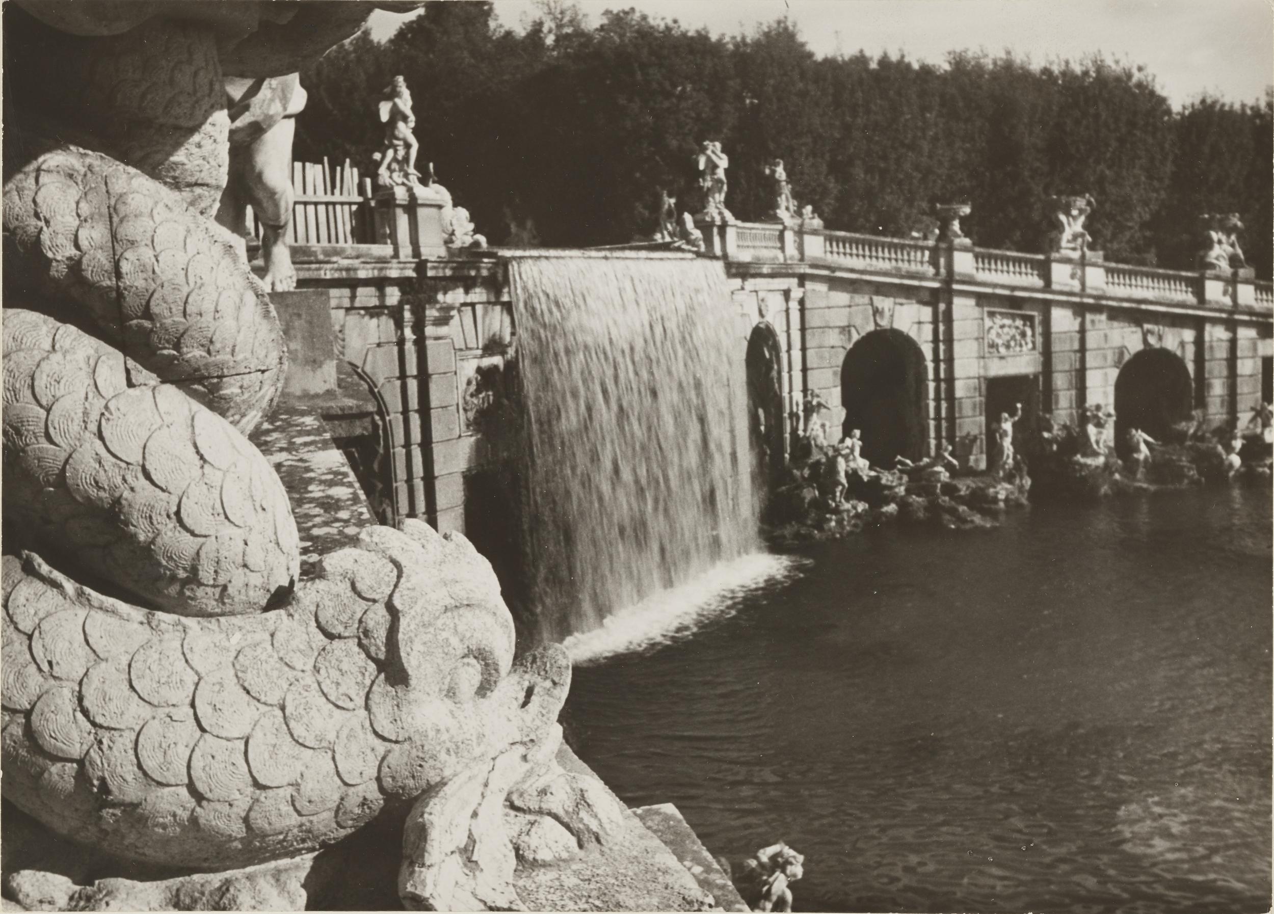 White - Capri, Caserta - Palazzo Reale, parco, la fontana di Eolo, gelatina ai sali d'argento, MPI145156