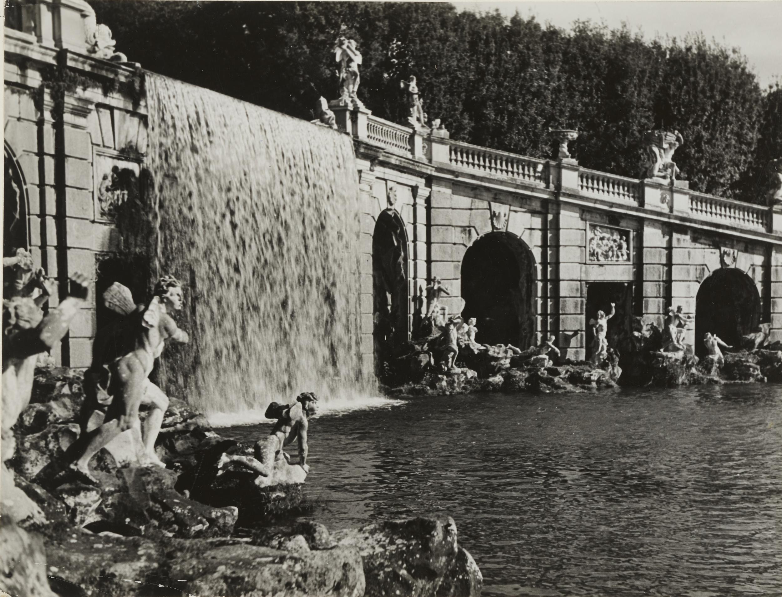 White - Capri, Caserta - Palazzo Reale, parco, fontana di Eolo, gelatina ai sali d'argento, MPI145173
