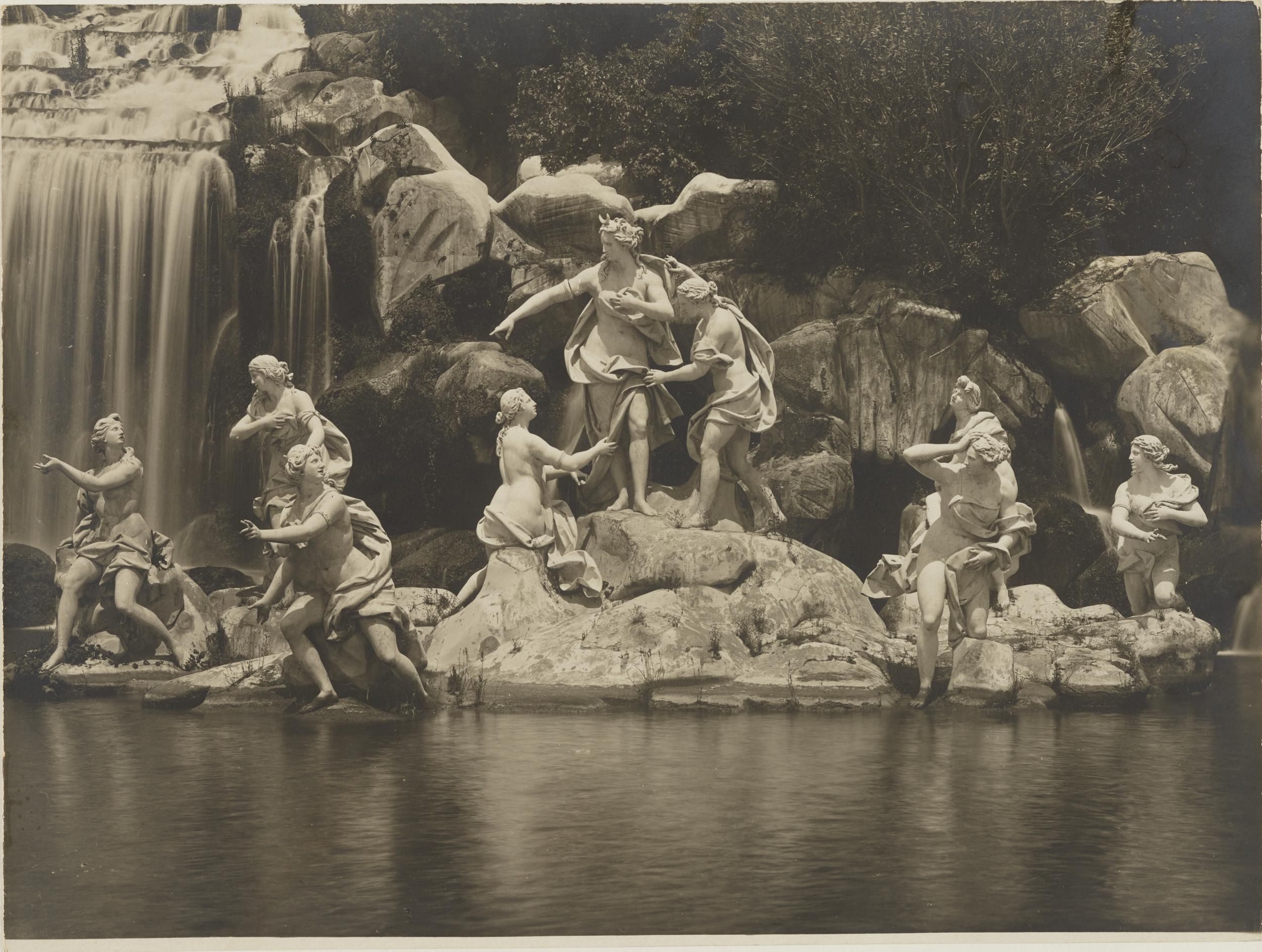 Fotografo non identificato, Caserta - Palazzo Reale, parco, bacino della cascata, gruppo di Diana e le ninfe, gelatina ai sali d'argento, MPI145153
