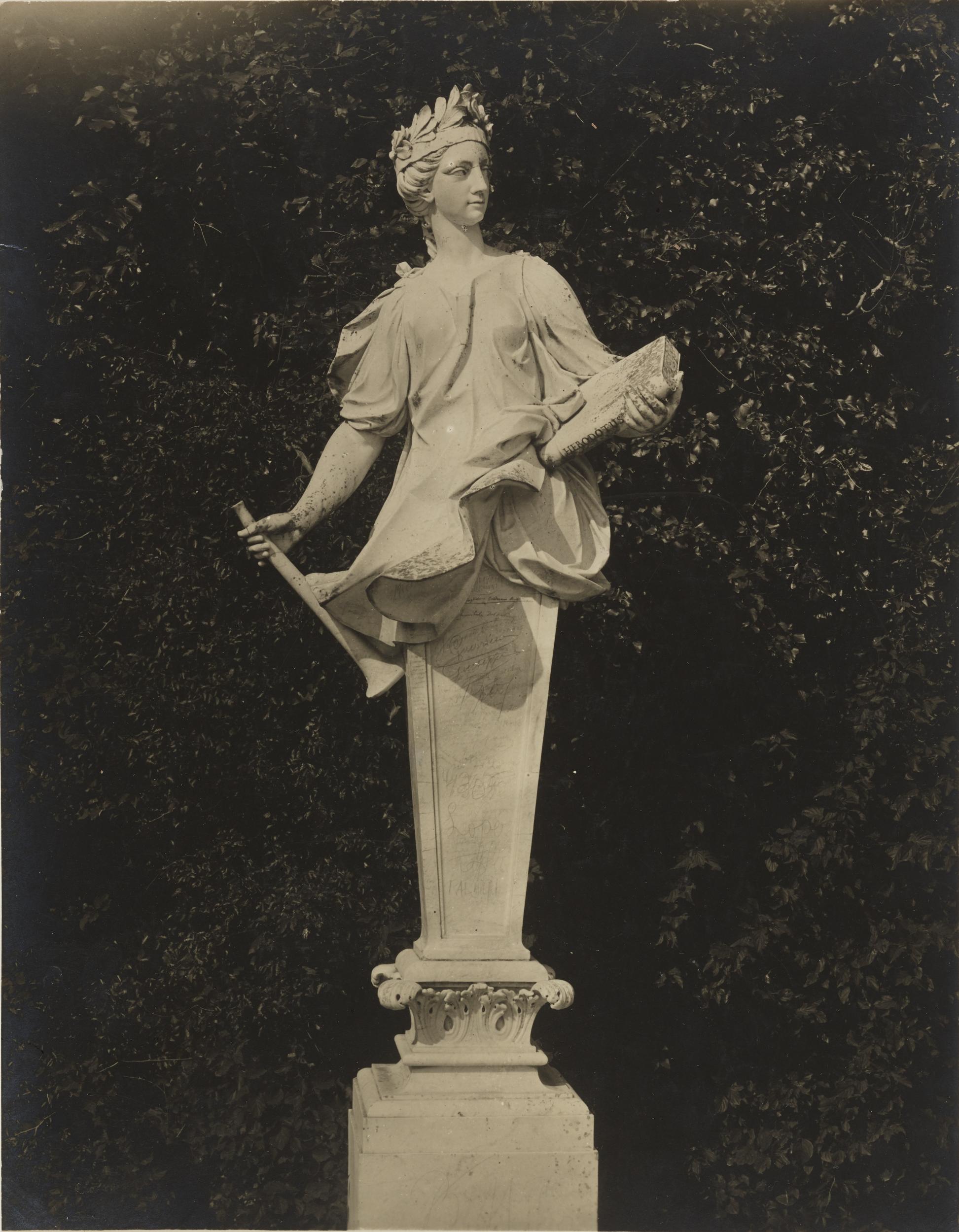 Romualdo Moscioni, Caserta - Palazzo Reale, parco, erma femminile, gelatina ai sali d'argento, MPI300548