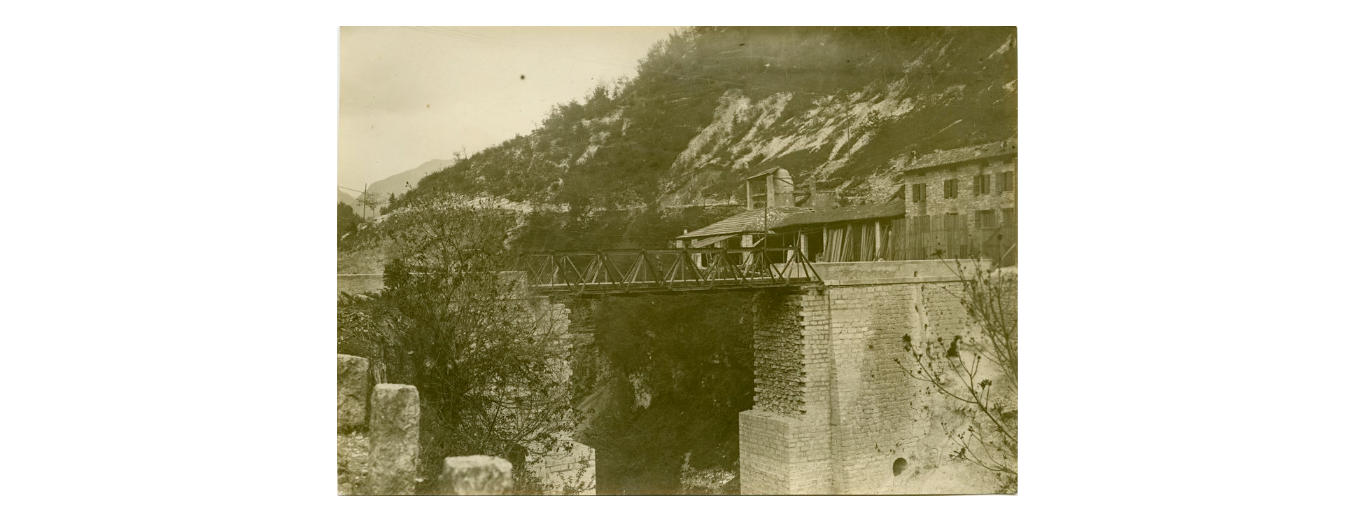 Fotografo non identificato, Ponte della Serra - Ponte durante i lavori per la rinascita delle terre liberate ad opera del Genio Militare, 1919, gelatina ai sali d'argento, 12x17 cm, PV000013