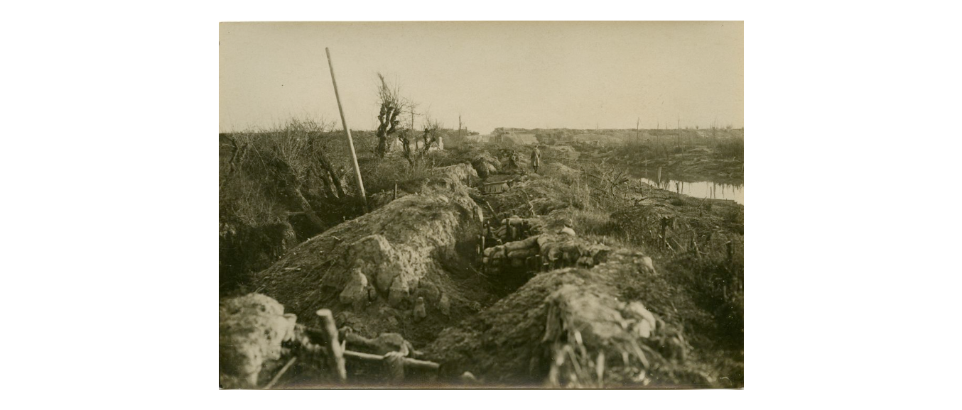 Fotografo non identificato, Un tratto di trincea italiana di prima linea sul fiume Piave, 1919, gelatina ai sali d'argento, 12x17 cm, PV000023