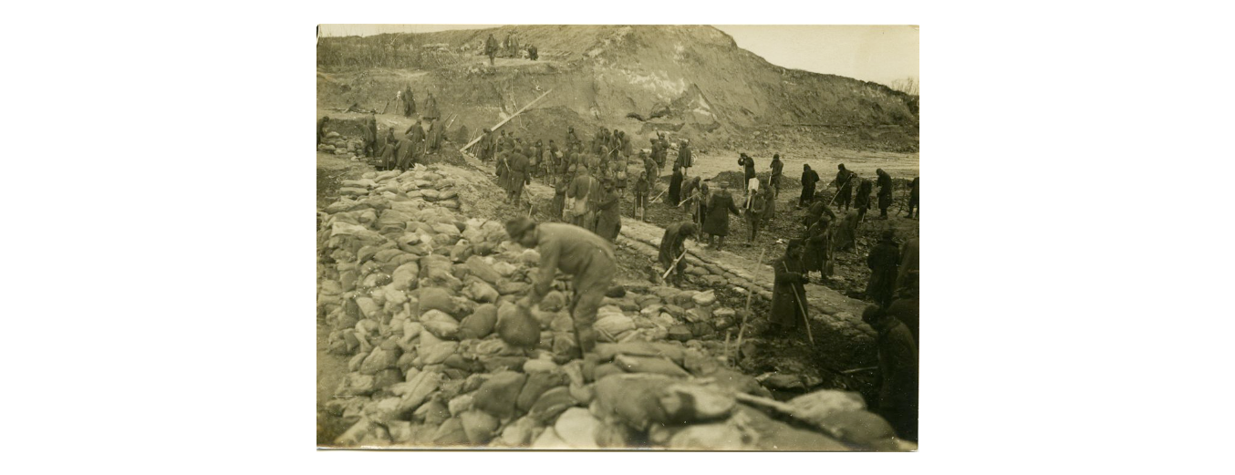 Fotografo non identificato, prigionieri austriaci al lavoro per la ricostruzione degli argini del fiume Piave, 1919, gelatina ai sali d'argento, 12x17 cm, PV000119
