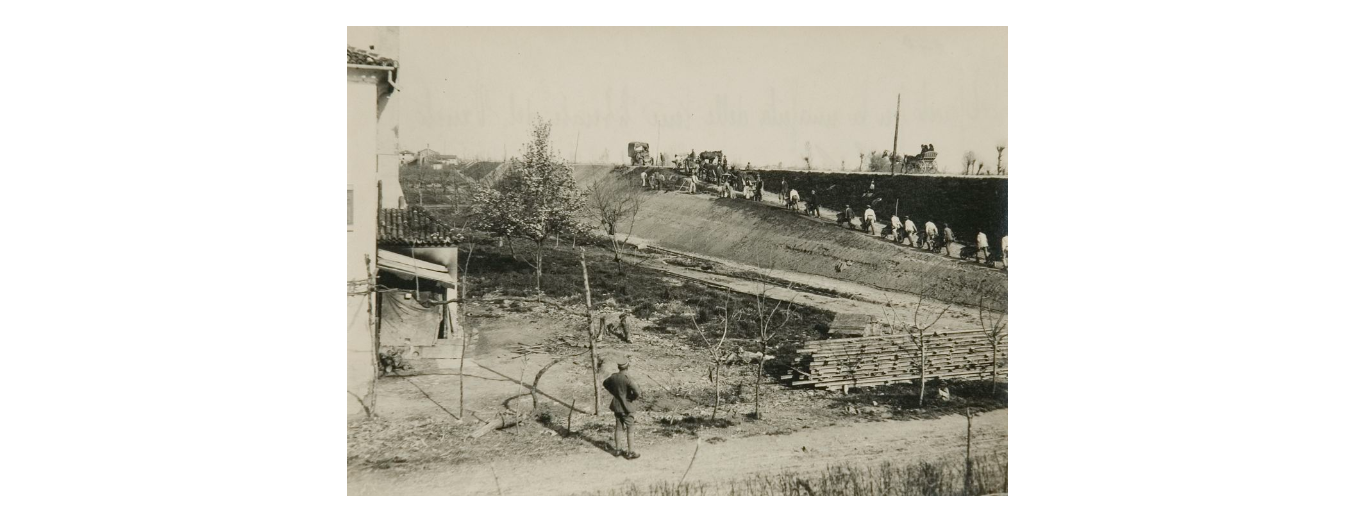 Fotografo non identificato, operai a lavoro lungo l'argine di un fiume, 1919, gelatina ai sali d'argento, 12x17 cm, PV000322