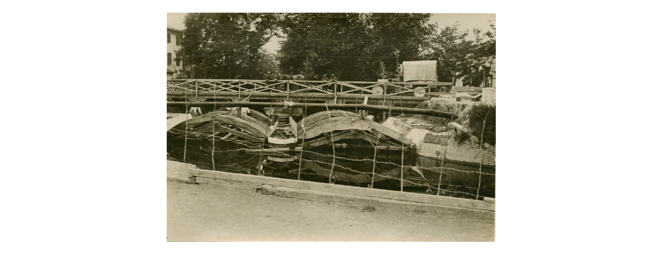Fotografo non identificato, Portogruaro - Ricostruzione di un nuovo ponte ad opera del Genio Militare, 1919, gelatina ai sali d'argento, 12x17 cm, PV000025
