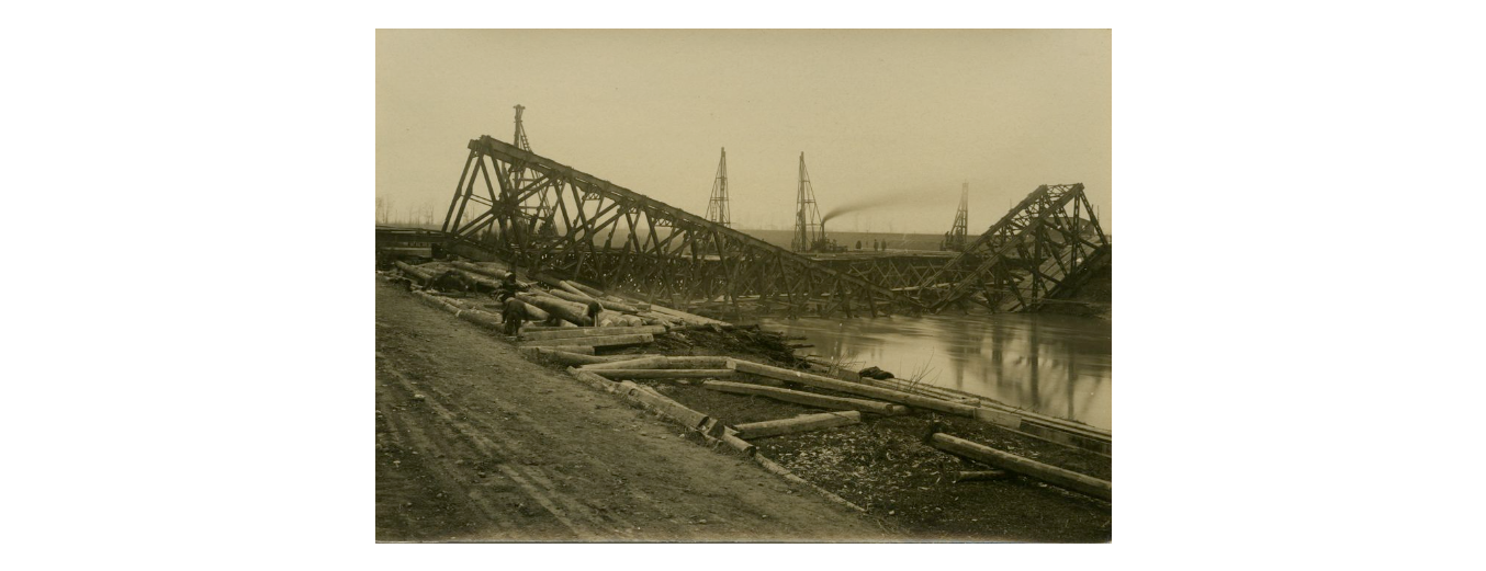 Fotografo non identificato, Cessalto - Ponte ferroviario di S. Anastasio sul Livenza fatto saltare dagli austriaci e il ponte nuovo costruito dal Genio Militare, 1918, gelatina ai sali d'argento, 12x17 cm, PV000151