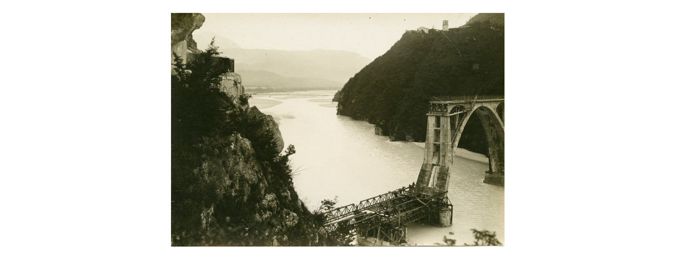 Fotografo non identificato, Pinzano al Tagliamento - Veduta del ponte sul fiume Tagliamento distrutto dagli italiani durante i ripiegamento dell'ottobre 1917, gelatina ai sali d'argento, 12x17 cm, PV000168