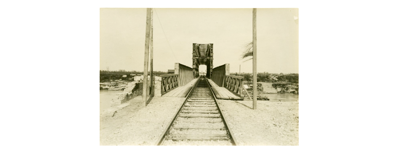 Fotografo non identificato, S. Donà di Piave - Ponte ferroviario ripristinato dal Genio Militare, 1919, gelatina ai sali d'argento, 12x17 cm, PV000179