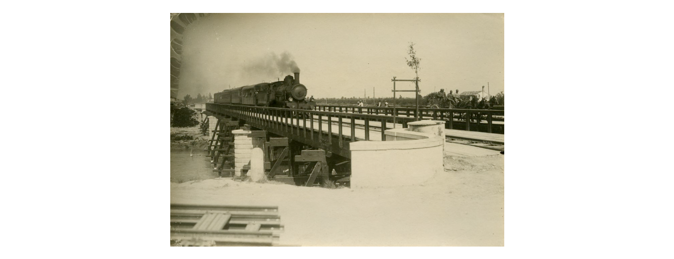 Fotografo non identificato, Motta di Livenza - Ponte ferroviario sul fiume Livenza ripristinato dal Genio Militare, 1919, gelatina ai sali d'argento, 12x17 cm, PV000184