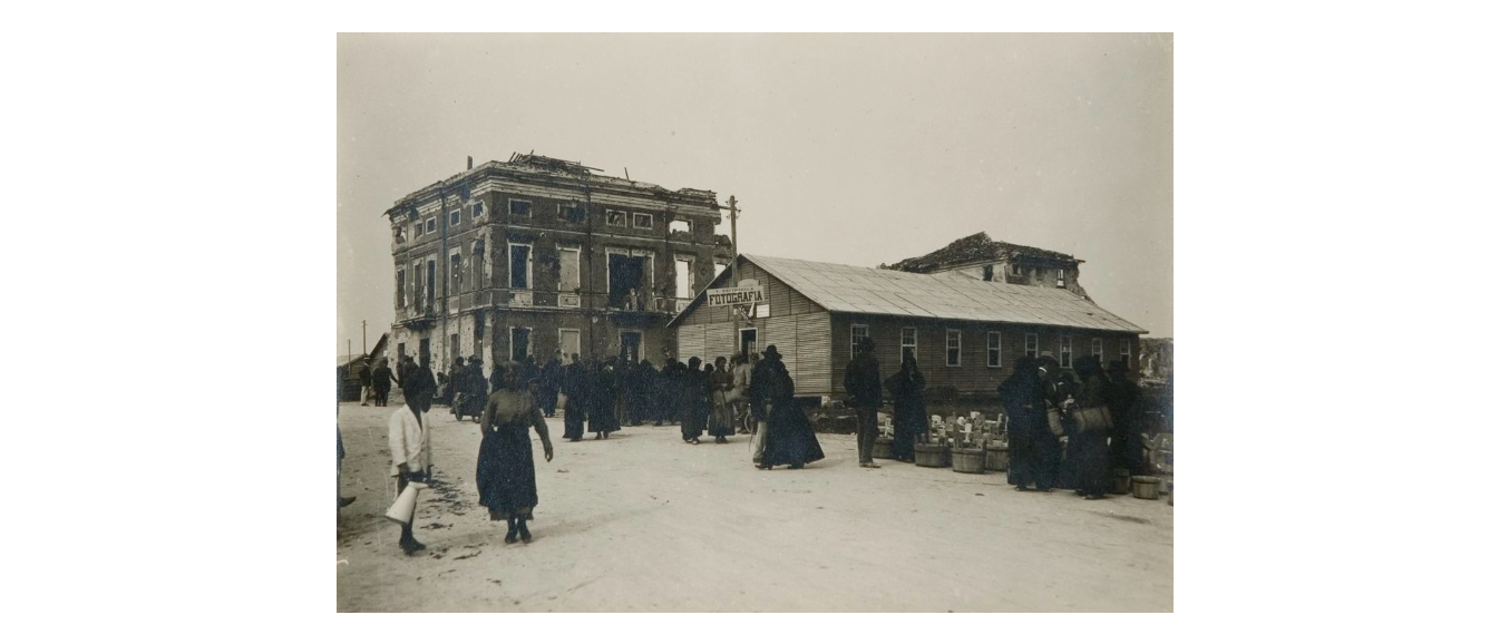 Fotografo non identificato, S. Donà di Piave - Il mercato delle tinozze, 1919, gelatina ai sali d'argento, 12x17 cm, PV000350