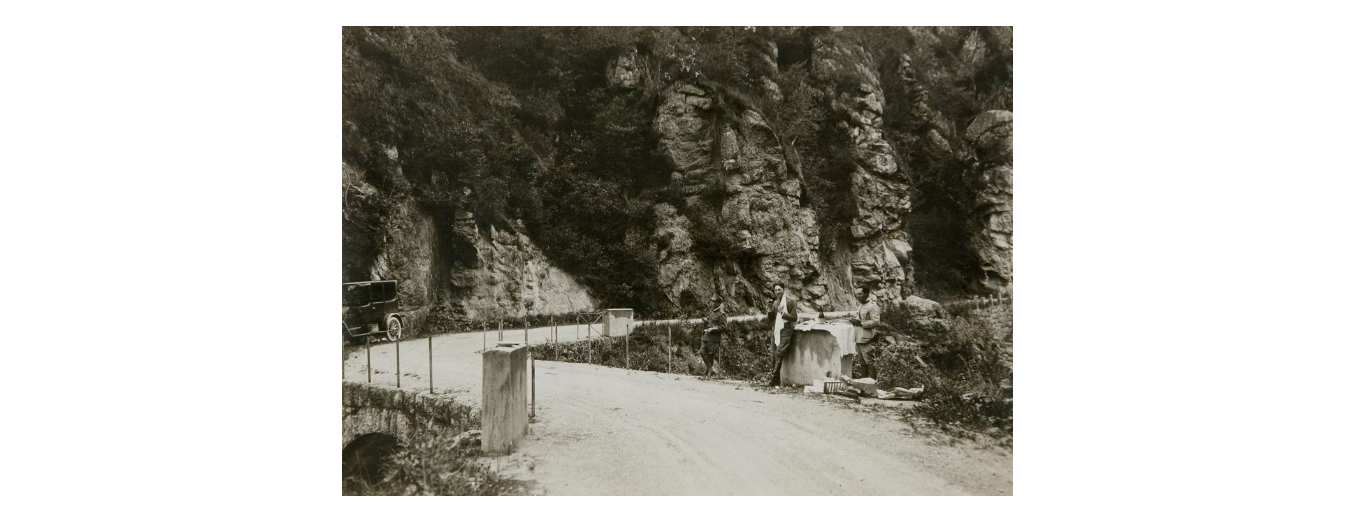 Fotografo non identificato, colazione all'aperto verso Tarvisio, 1919, gelatina ai sali d'argento, 12x17 cm, PV000351