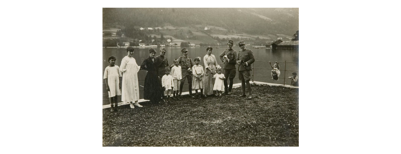 Fotografo non identificato, Villach - Sulle rive del Lago Ossiacher con il re Vittorio Emanuele III, 1919, gelatina ai sali d'argento, 12x17 cm, PV000354