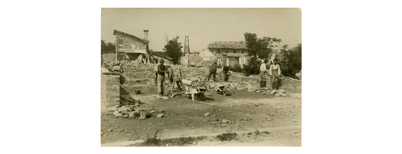 Fotografo non identificato, S. Donà di Piave - Lavori per la rinascita delle terre liberate ad opera del Genio Militare, 1919, gelatina ai sali d'argento, 12x17 cm, PV000020