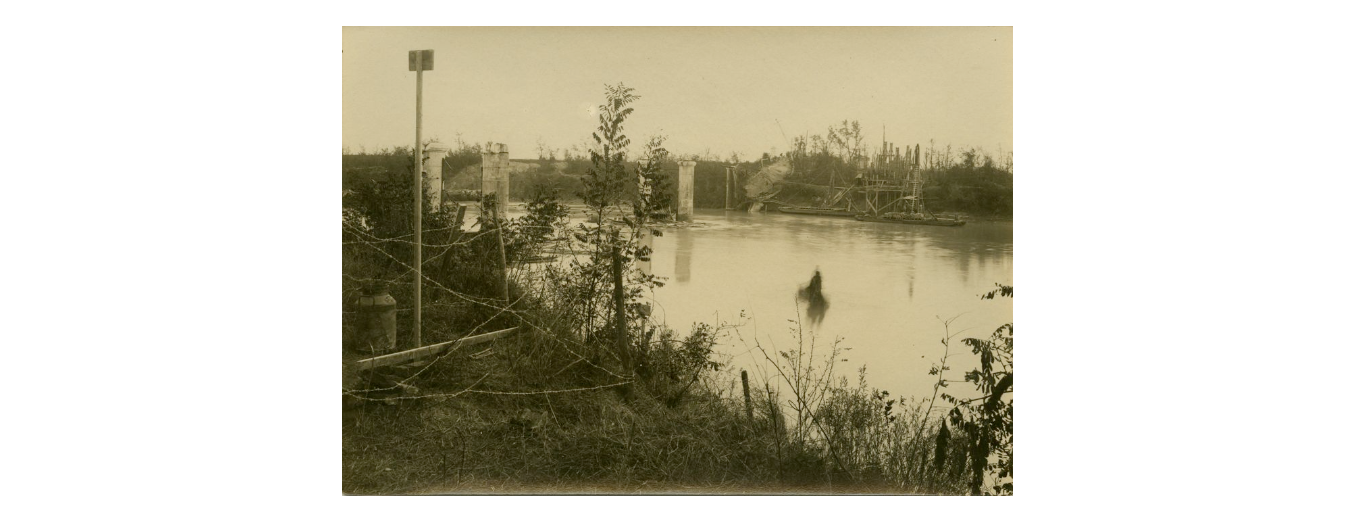 Fotografo non identificato, S. Donà di Piave - Ricostruzione di un ponte ad opera del Genio Militare, 1919, gelatina ai sali d'argento, 12x17 cm, PV000029