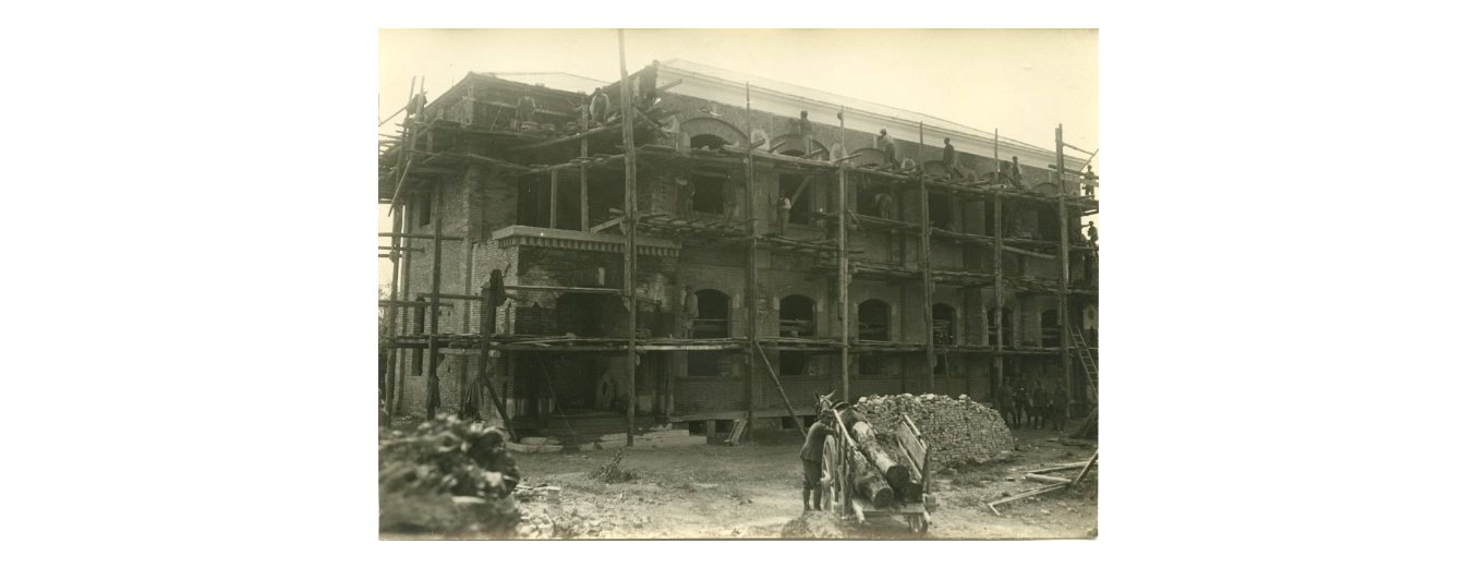 Fotografo non identificato,Jesolo - Riedificazione delle scuole di Cavazuccherina ad opera del Genio Militare, 1919, gelatina ai sali d'argento, 12x17 cm, PV000050