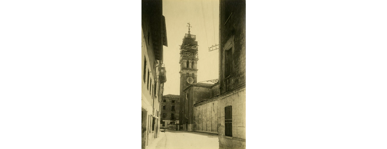 Fotografo non identificato, Motta di Livenza - Restauro di un campanile ad opera del Genio Militare, 1919, gelatina ai sali d'argento, 17x12 cm, PV000071