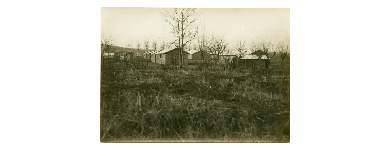 Fotografo non identificato, Susegana - Baracche fornite dal Genio Militare, 1919, gelatina ai sali d'argento, 12x17 cm, PV000094