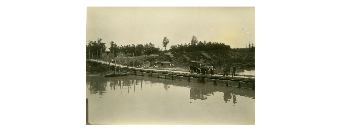Fotografo non identificato, ponte temporaneo costruito dal Genio Militare, 1919, gelatina ai sali d'argento, 12x17 cm, PV000138
