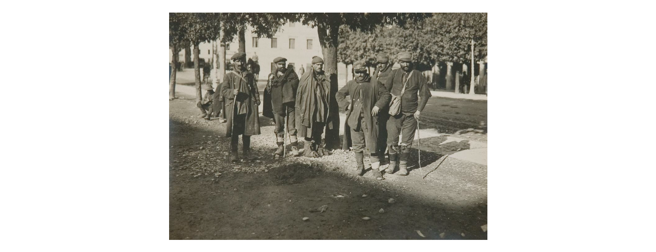 Fotografo non identificato, prigionieri di guerra italiani, 1919, gelatina ai sali d'argento, 12x17 cm, PV000321